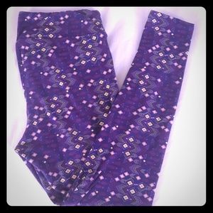LuLaRoe TC Arrow/geo leggings 💜